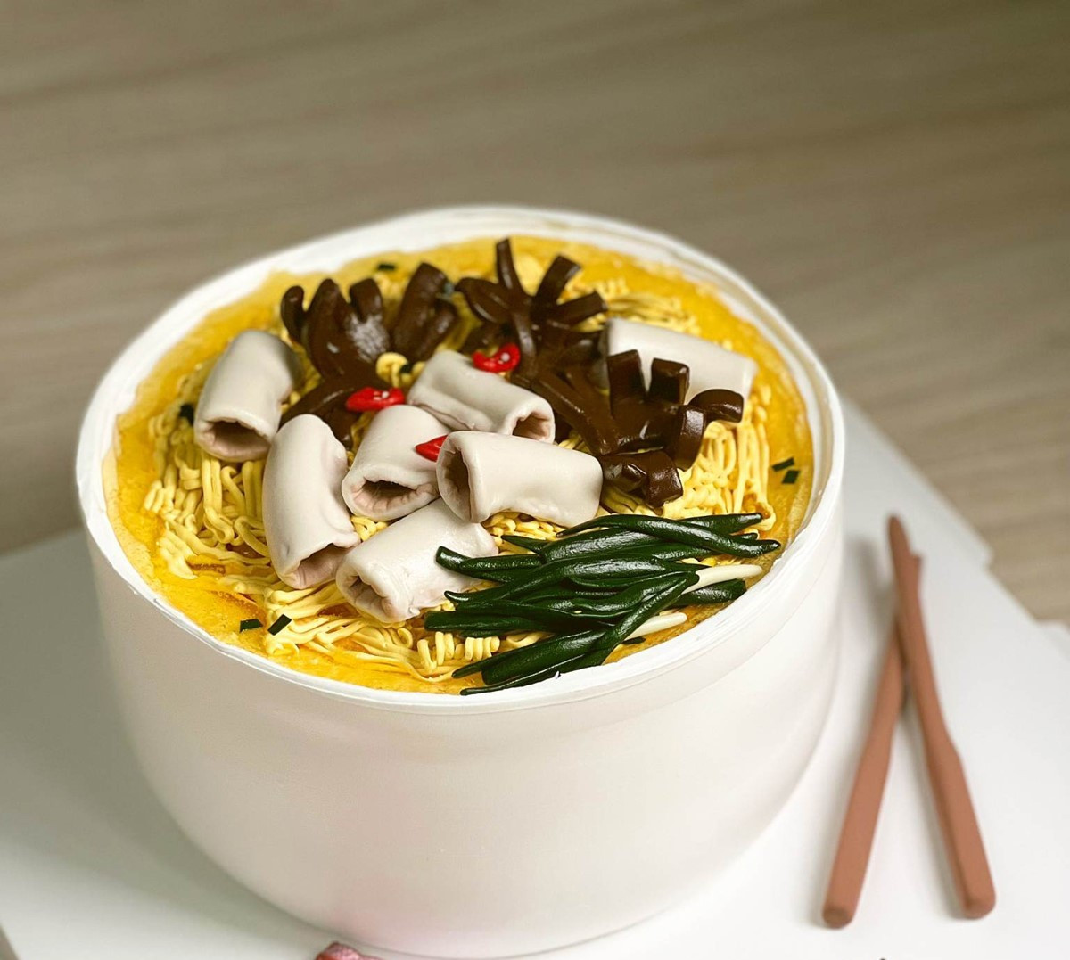 Mô hình rạp cưới với cả trăm chi tiết khác nhau. Điều Đào băn khoăn nhất là dựng rạp bằng chất liệu gì để có thể đứng được vì đế bánh mềm, không tựa được. Cuối cùng, cô nhờ chồng dựng lên một rạp bằng tăm tre còn cô tự tạo hình rèm cưới bằng bột giấy. Cô gái Bạc Liêu cũng mất nhiều thời gian tìm một bức ảnh không gian cưới phù hợp để tạo sự sống động chân thật cho chiếc rạp cưới và hoàn thành các chi tiết khác.