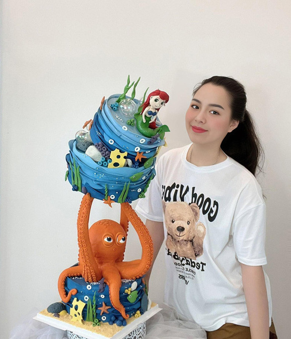 "Lúc đó mình không quan tâm tiền bạc, chỉ làm được bánh đáp ứng nhu cầu khách hàng và thỏa mãn đam mê của mình", Hồng Đào nói. Khi nhận chiếc bánh hình tòa lâu đài, vị khách rất hài lòng và nói không nghĩ nó "khổng lồ, sống động như thật".