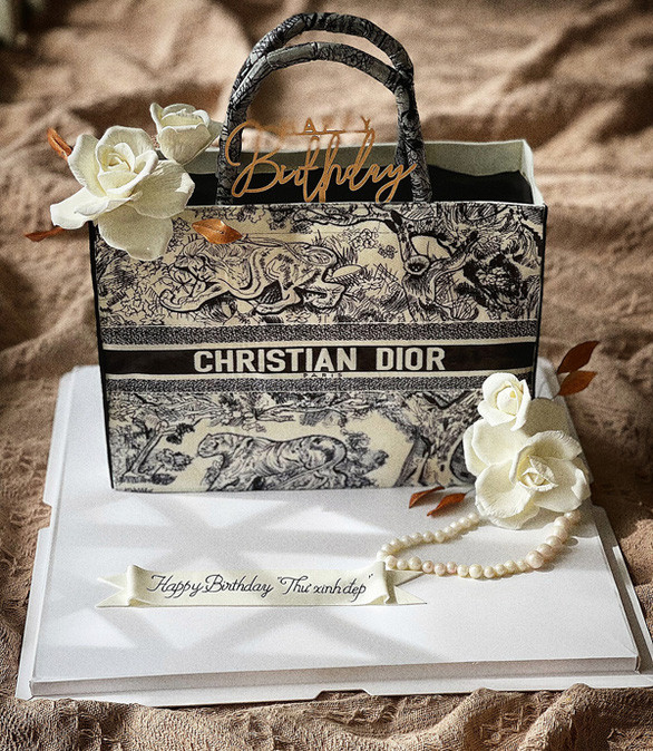 Khi mang bầu hơn hai năm trước, Hồng Đào quyết định đi học nghề bánh để sau này có thể kiếm tiền tại nhà và trông con. Khóa học về bánh tạo hình trong 1,5 tháng cung cấp những kiến thức cơ bản, nhưng để sâu hơn cô phải tự tìm tòi.