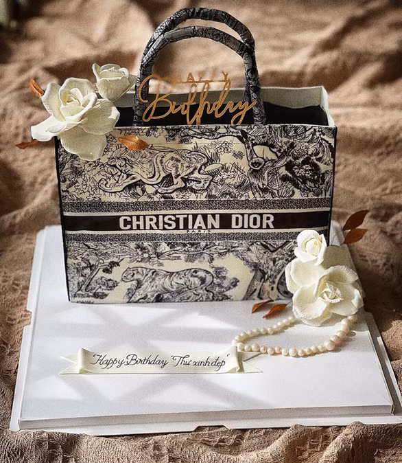 Khi mang bầu hơn hai năm trước, Hồng Đào quyết định đi học nghề bánh để sau này có thể kiếm tiền tại nhà và trông con. Khóa học về bánh tạo hình trong 1,5 tháng cung cấp những kiến thức cơ bản, nhưng để sâu hơn cô phải tự tìm tòi.