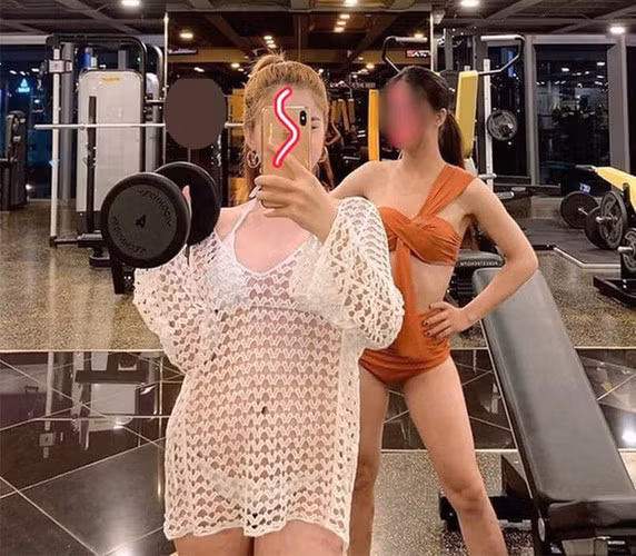 cặp đôi gái xinh này bị đưa lên hết các mặt báo nhưng không phải với nội dung tích cực mà là sự chỉ trích từ cư dân mạng với style đi tập khó hiểu.