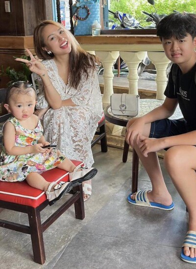 Con trai riêng của nữ MC sống cùng mẹ, bố dượng và cô em gái chung nửa dòng máu.