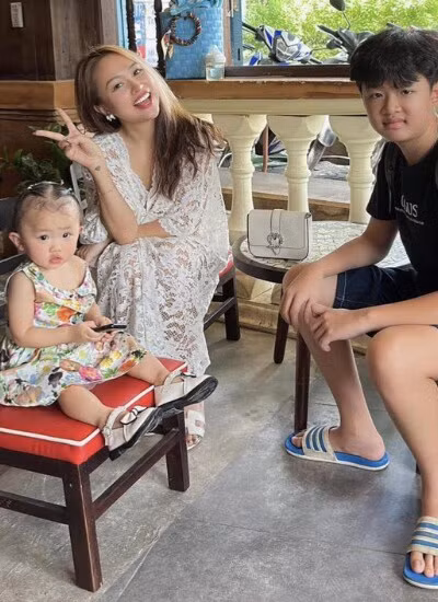 Con trai riêng của nữ MC sống cùng mẹ, bố dượng và cô em gái chung nửa dòng máu.