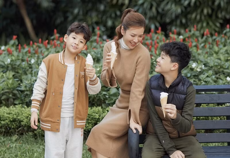 Đến năm 2011, Đan Lê tái hôn với mối tình đầu của mình là đạo diễn Khải Anh. Cặp đôi có một tổ ấm viên mãn với sự ra đời của 2 chàng hoàng tử.