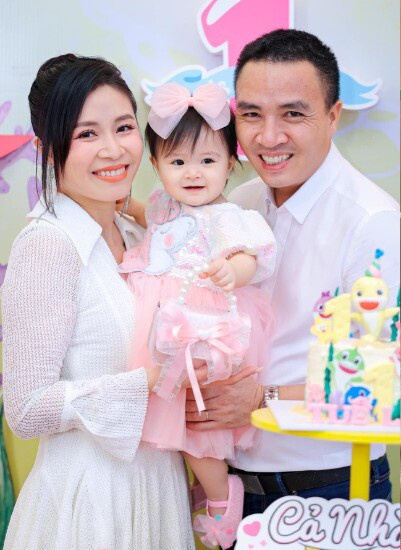 Chờ đợi trong suốt 10 năm bên nhau, cuối cùng MC Hoàng Linh cũng làm mẹ lần 2 ở độ tuổi U40. Cả hai cũng "hái trái ngọt" là cô con gái cực kỳ xinh xắn và đáng yêu.