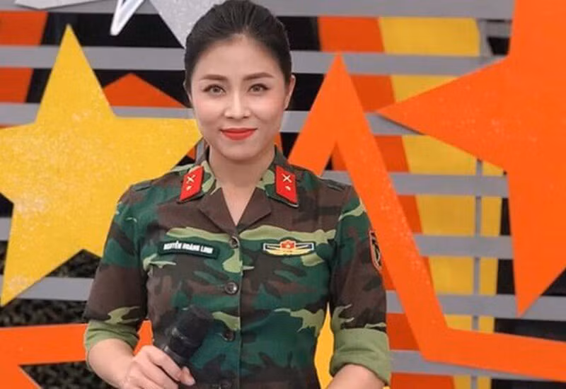 MC Hoàng Linh (tên đầy đủ là Nguyễn Hoàng Linh, sinh năm 1985) có lẽ không còn xa lạ với nhiều khán giả màn ảnh Việt, khi gắn liền với các chương trình "Chúng tôi là chiến sĩ", "Cafe sáng với VTV3", "Giờ thứ 9"...