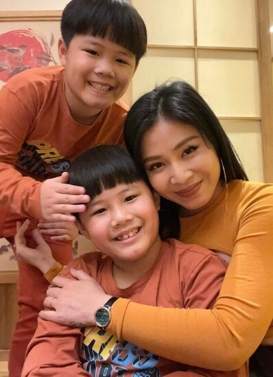 MC Hoàng Linh cho biết mối quan hệ giữa cặp con trai sinh đôi và bố dượng rất tốt, chồng đạo diễn luôn yêu thương các con riêng của vợ. 2 cậu nhóc cực kỳ quấn bố dượng.