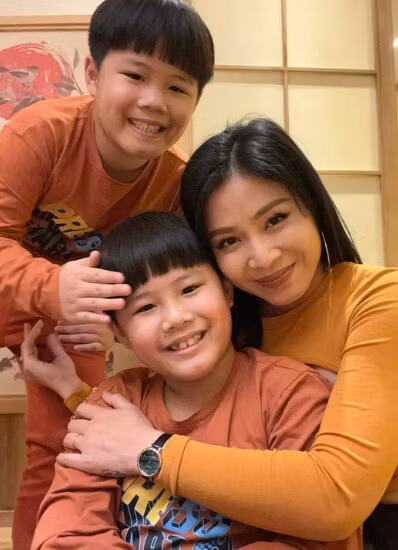 MC Hoàng Linh cho biết mối quan hệ giữa cặp con trai sinh đôi và bố dượng rất tốt, chồng đạo diễn luôn yêu thương các con riêng của vợ. 2 cậu nhóc cực kỳ quấn bố dượng.