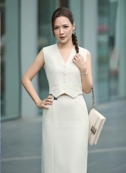 MC Đan Lê (tên thật là Nguyễn Đan Lê, sinh năm 1983) từng là một trong những nữ MC thời tiết được yêu thích của đài Truyền hình VTV. Trước khi bén duyên với Đài Truyền hình Việt Nam, cô từng là ca sĩ và còn lấn sân sang diễn viên.