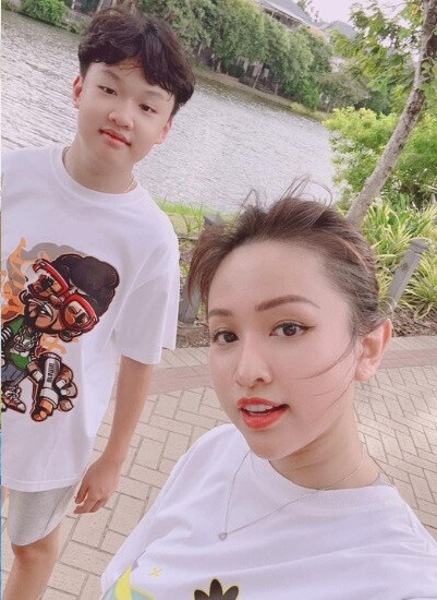 Sau cuộc hôn nhân đổ vỡ, Vân Hugo trải qua gần chục năm làm mẹ đơn thân, rồi quen ông xã hiện tại là doanh nhân Đặng Hùng Cường trong một lần từ Bắc vào Nam công tác. Hiện tại, cô và chồng có 1 cô con gái chung.