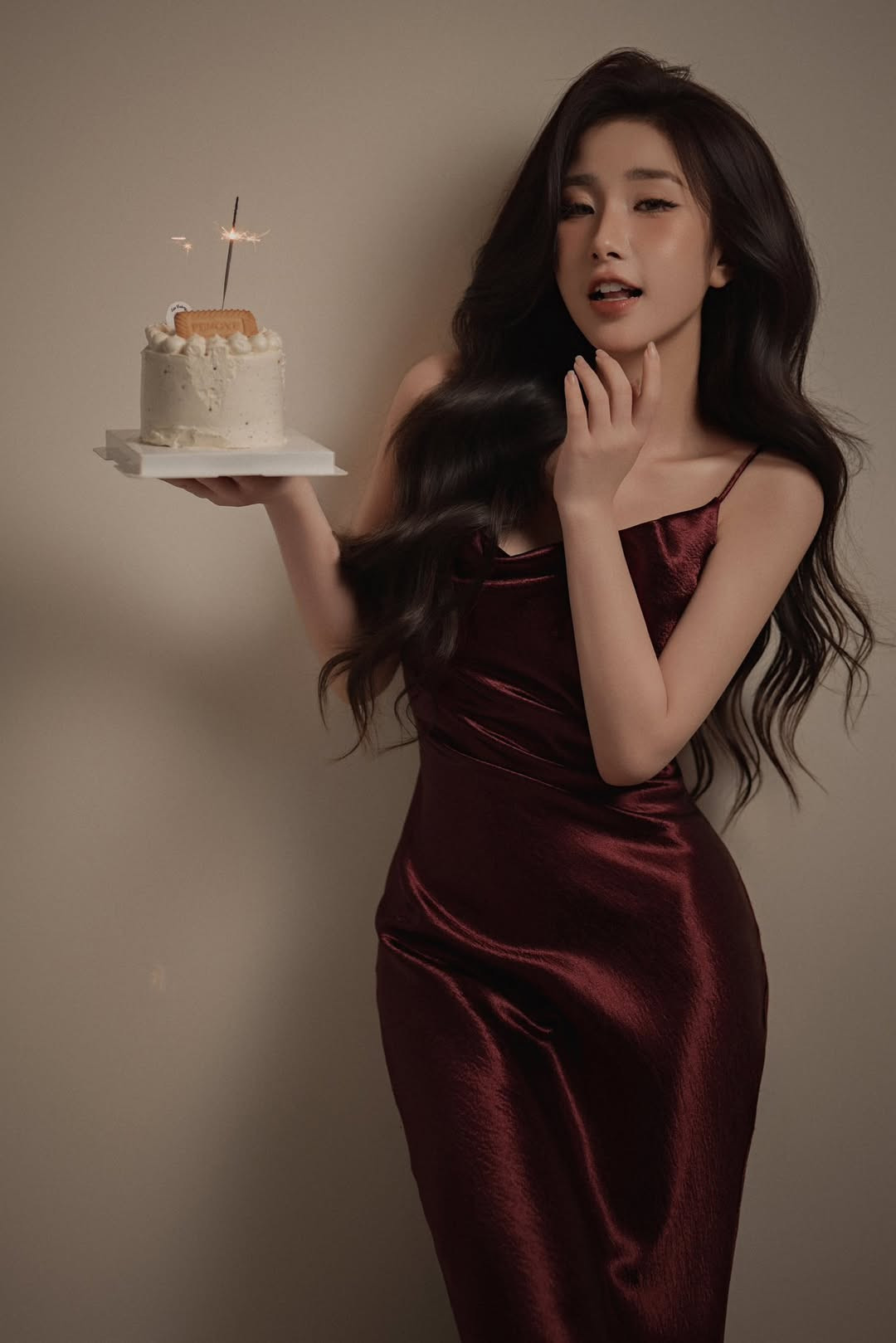 Xuất hiện trong bức ảnh mừng tuổi mới, "vợ quốc dân" Tiểu Hý diện chiếc váy lụa mềm mại màu đỏ đô tôn vóc dáng cực đỉnh.