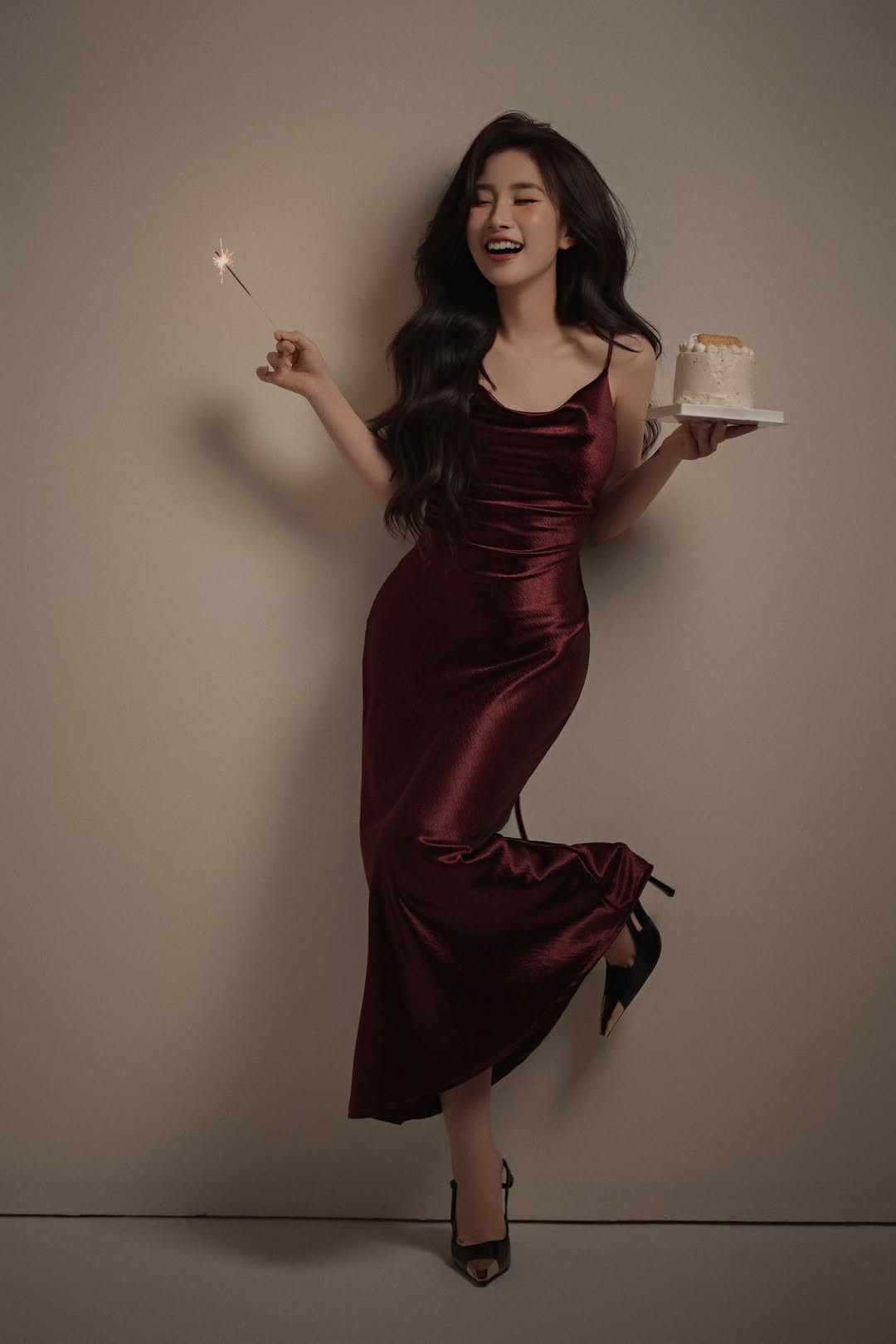 Đi kèm những bức ảnh mừng sinh nhật của bản thân, Tiểu Hý viết: "HBBD (happy birthday) Hý, chúc Hý tuổi mới tay cầm tiền tỉ sớm thành đại gia".