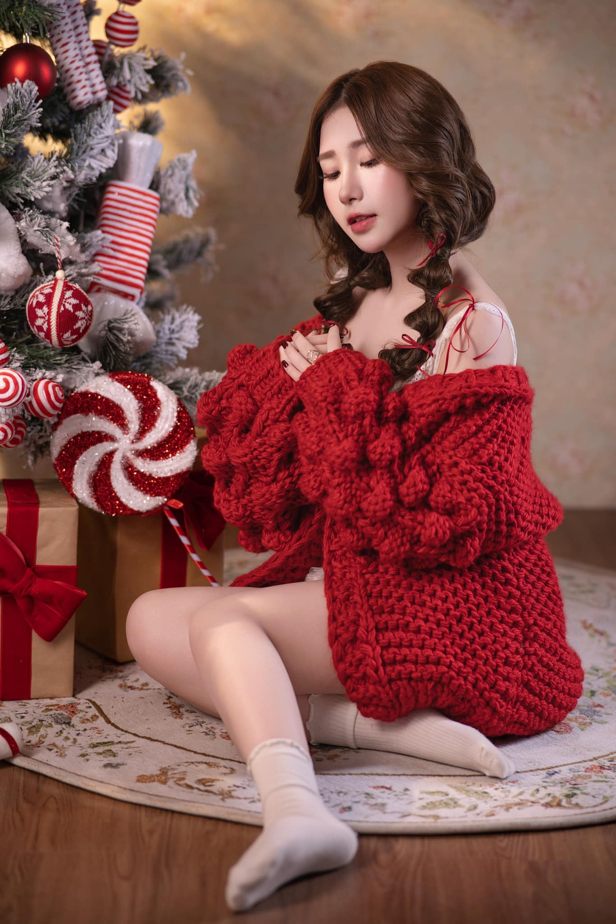 Dấn thân dần vào giới showbiz, tủ đồ của nữ diễn viên trẻ cũng dần xuất hiện nhiều món đồ hàng hiệu đắt đỏ.