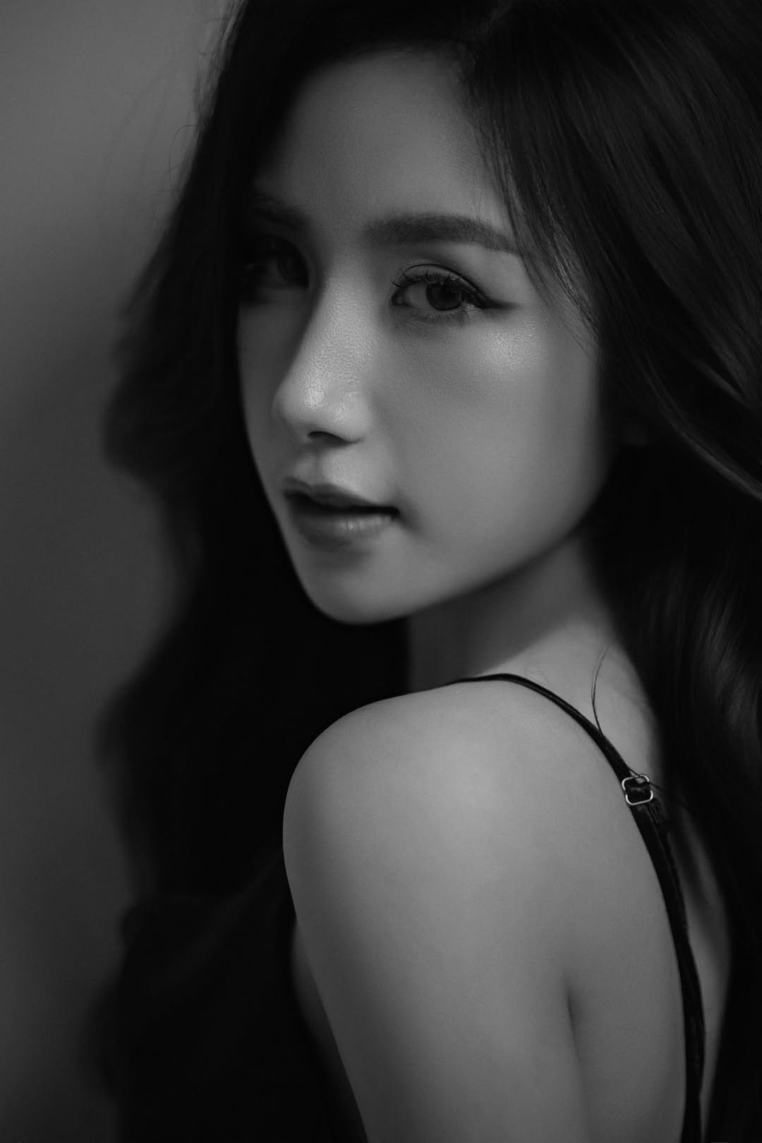 Tiểu Hý sở hữu dáng người nhỏ nhắn nhưng lại có lợi thế về làn da trắng nên cô nàng gần như không khó để rạng rỡ trong phong cách.