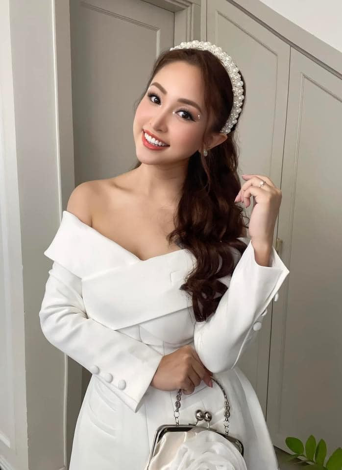 Khi sự nghiệp đang phát triển mạnh mẽ, người đẹp bất ngờ lên xe hoa vào năm 2008 với chàng du học sinh Tường Linh điển trai. Tuy nhiên, không lâu sau khi về nước sinh con, Vân Hugo và chồng chia tay.