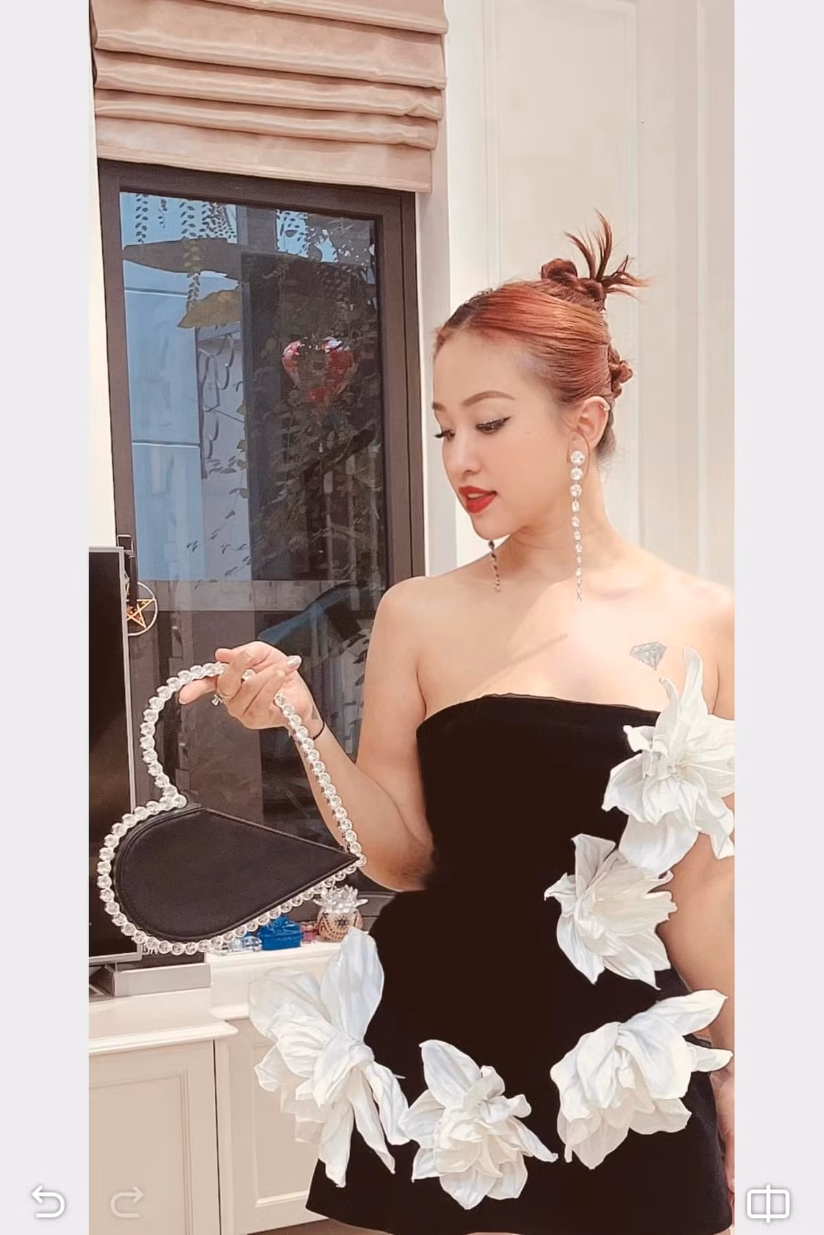 Hot girl “ăn gian” nhất về tuổi trong dàn người đẹp 8x Việt Nam có lẽ là gái một con Vân Hugo. Sinh năm 1985, cô nàng có tên thật là Nguyễn Thanh Vân nổi bật cả về nhan sắc lẫn tri thức. Dù đã bước sang tuổi U40, nhưng gái một con ngoài vẻ mặn mà vẫn giữ được nét tinh nghịch, trẻ trung.