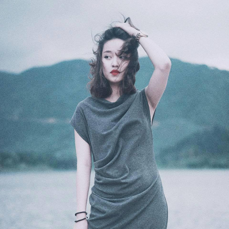 Mi Vân, sinh năm 1988, là một trong những người mẫu ảnh tuổi teen đầu tiên ở Hà Nội. Vân nổi tiếng xinh đẹp từ nhỏ. Thời học sinh, cô thường xuyên tham gia chụp ảnh bìa cho báo, làm người mẫu quảng cáo cho một số sản phẩm dành cho lứa tuổi teen. Đôi mắt to tròn, gương mặt bầu bĩnh là điểm cộng cho cô nàng hot girl đình đám Hà thành này.