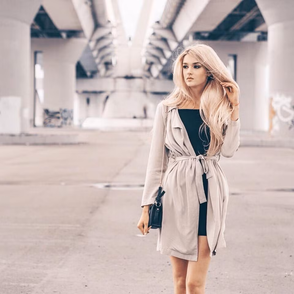 Quá trình chuyển đổi từ vận động viên bóng chuyền sang người mẫu là minh chứng cho sự đa tài của Alisa. Cô từng sải bước trên sân khấu của nhiều show trình diễn thời trang lớn, góp mặt trong các chiến dịch quảng cáo sản phẩm thời trang và chăm sóc da nổi tiếng. Thành tích tại các cuộc thi sắc đẹp khiến mỹ nhân sinh năm 1995 được biết đến nhiều hơn trong giới người mẫu.