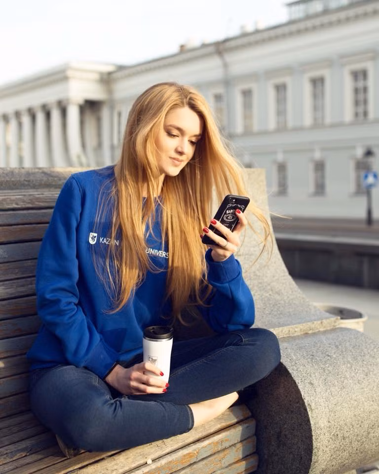 Nhờ gương mặt xinh như búp bê, Alisa thu hút nhiều người hâm mộ và được gọi là "thiên thần bóng chuyền" hay "nữ thần bóng chuyền".