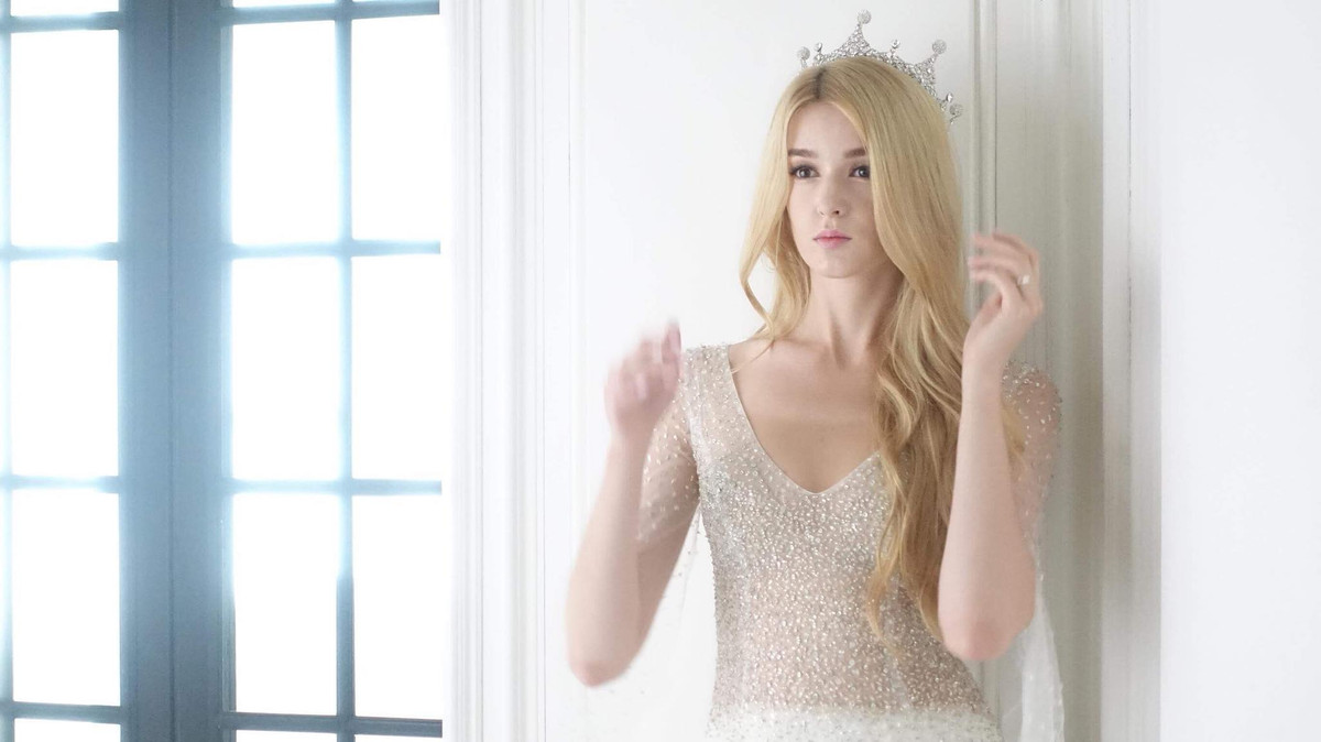 Một số thành tích đáng chú ý của Alisa trên đấu trường sắc đẹp có thể kể tới là đại diện Nga tham gia "Hoa hậu Quốc tế 2016" và lọt top 15, đoạt vương miện "Hoa hậu Trái đất Belarus 2019" (bố cô là người Belarus), giành danh hiệu "Hoa hậu Lửa" (á hậu 3) tại "Hoa hậu Trái đất 2019" cùng nhiều lần chiến thắng ở các cuộc thi quy mô nhỏ hơn.