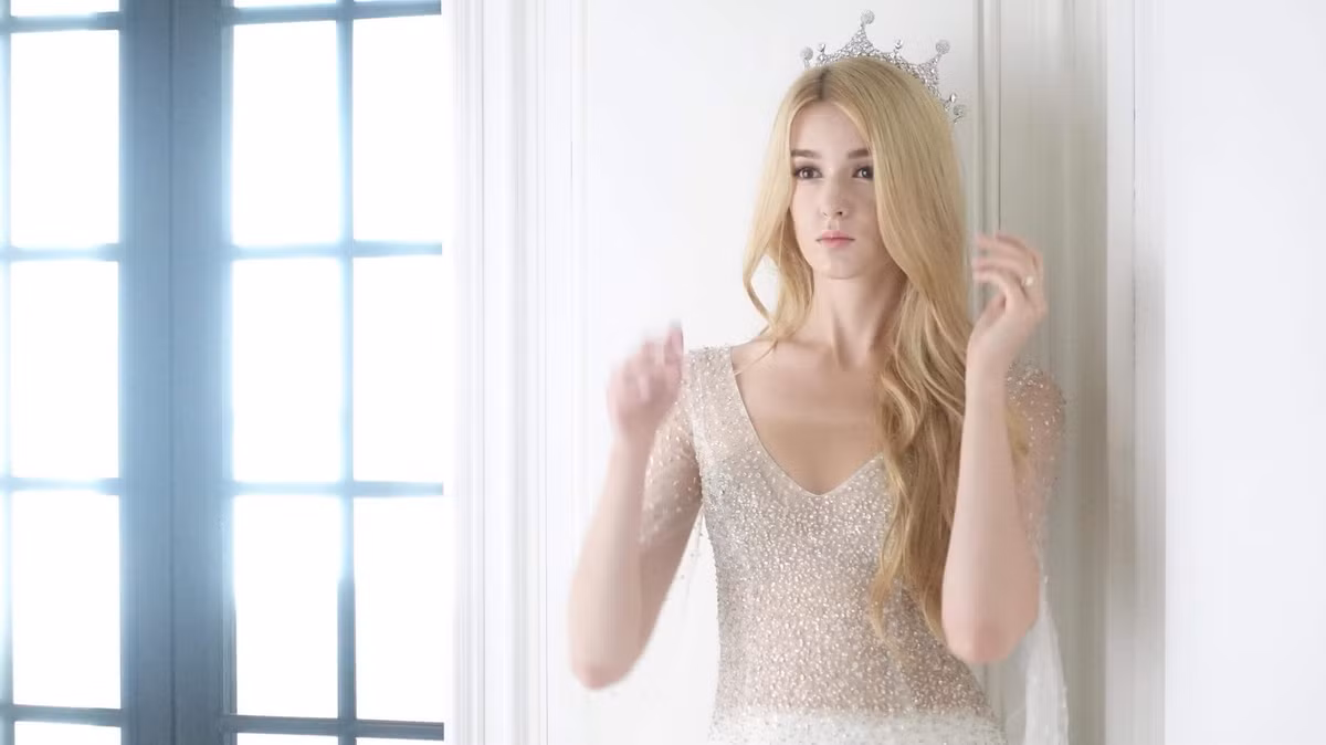 Một số thành tích đáng chú ý của Alisa trên đấu trường sắc đẹp có thể kể tới là đại diện Nga tham gia "Hoa hậu Quốc tế 2016" và lọt top 15, đoạt vương miện "Hoa hậu Trái đất Belarus 2019" (bố cô là người Belarus), giành danh hiệu "Hoa hậu Lửa" (á hậu 3) tại "Hoa hậu Trái đất 2019" cùng nhiều lần chiến thắng ở các cuộc thi quy mô nhỏ hơn.