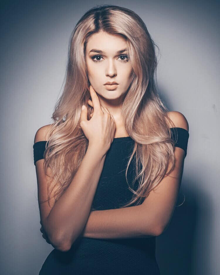 Dù bận rộn với nhiều công việc, Alisa vẫn không lơ là việc học. Cô tốt nghiệp cử nhân ngành Quan hệ công chúng tại Đại học Kazan năm 2017. Cựu hoa khôi bóng chuyền được cho là có khối tài sản khoảng 1,5 triệu USD sau nhiều năm theo đuổi sự nghiệp thể thao và người mẫu.