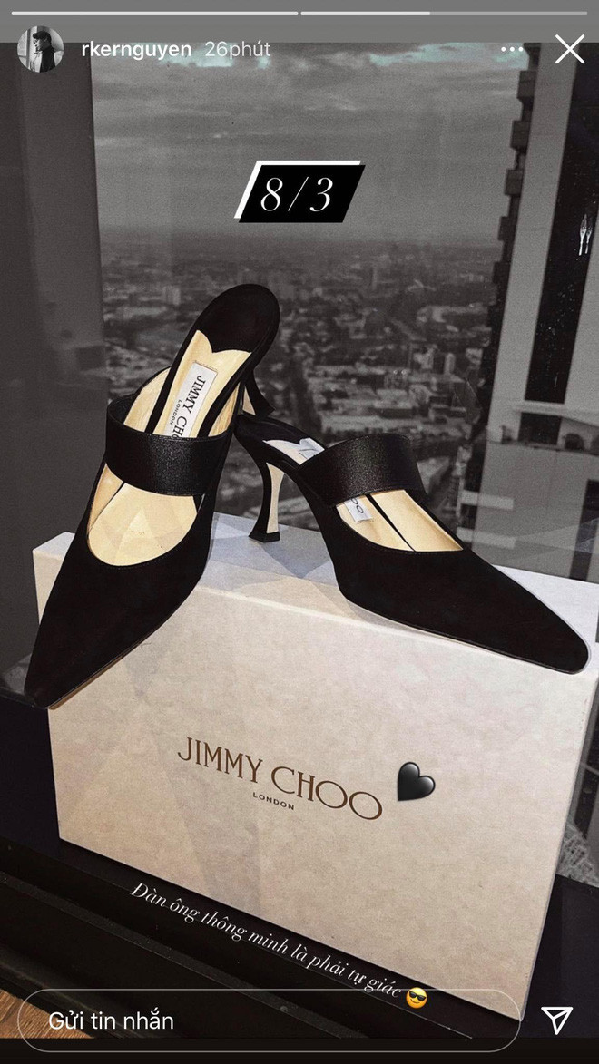 Bất cứ dịp lễ Tết nào, một trong những tiết mục được dân tình mong đợi nhất cũng chính là khoe quà. Ngày Quốc tế Phụ nữ 8/3 năm nay cũng không ngoại lệ, cứ lên mạng là bạn sẽ thấy dàn hot girl Việt nhận được tràn ngập quà.