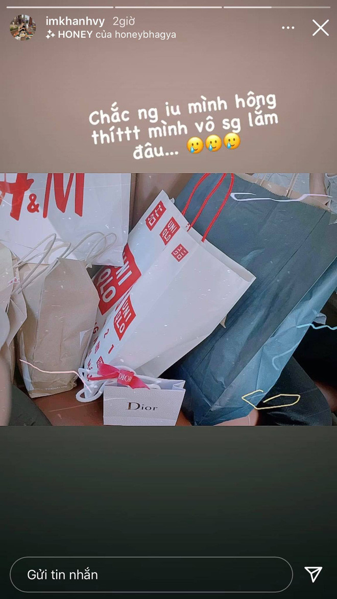 Đập vào mắt các thành viên mạng xã hội trên dòng story của dàn hot girl Việt là la liệt hoa hoè, lời chúc và 7749 món quà 8/3 theo đủ style từ dân dã đến sang chảnh, từ hiện vật đến tiếng "ting ting"...