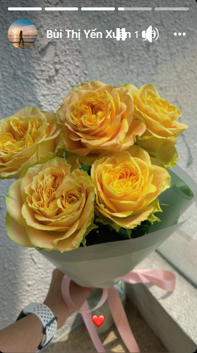 Bạn gái thủ môn Văn Lâm là hot girl phòng gym Bùi Thị Yến Xuân cũng khoe đóa hoa được bạn trai tặng nhân ngày Quốc tế Phụ nữ.