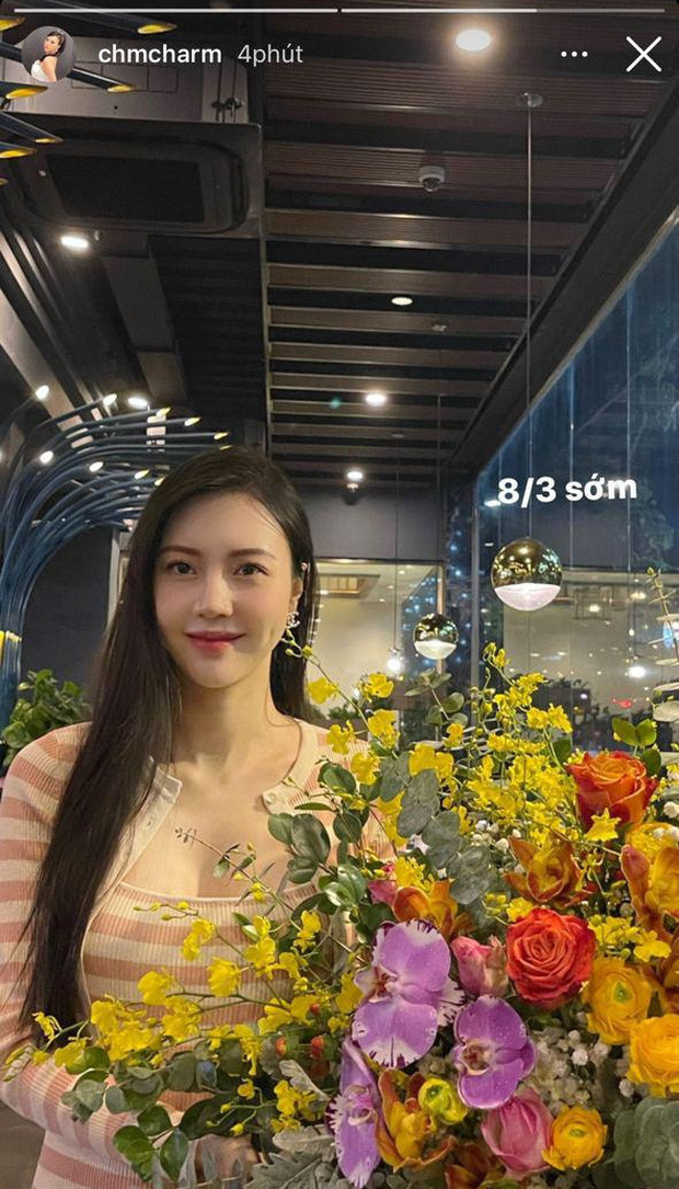  Hot girl 9X Vũ Ngọc Châm ôm bó hoa cực lớn khoe quà 8/3 sớm.