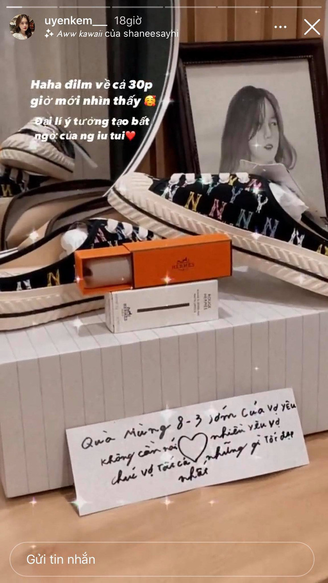 Cầu thủ Thành Chung tặng giày và son cho bạn gái Uyên Kem nhưng nét chữ viết vội ở tấm thiệp mới là điều đáng chú ý: "Quà 8/3 sớm của vợ yêu. Không cần nói nhiều, yêu vợ. Chúc vợ tất cả những gì tốt đẹp nhất".