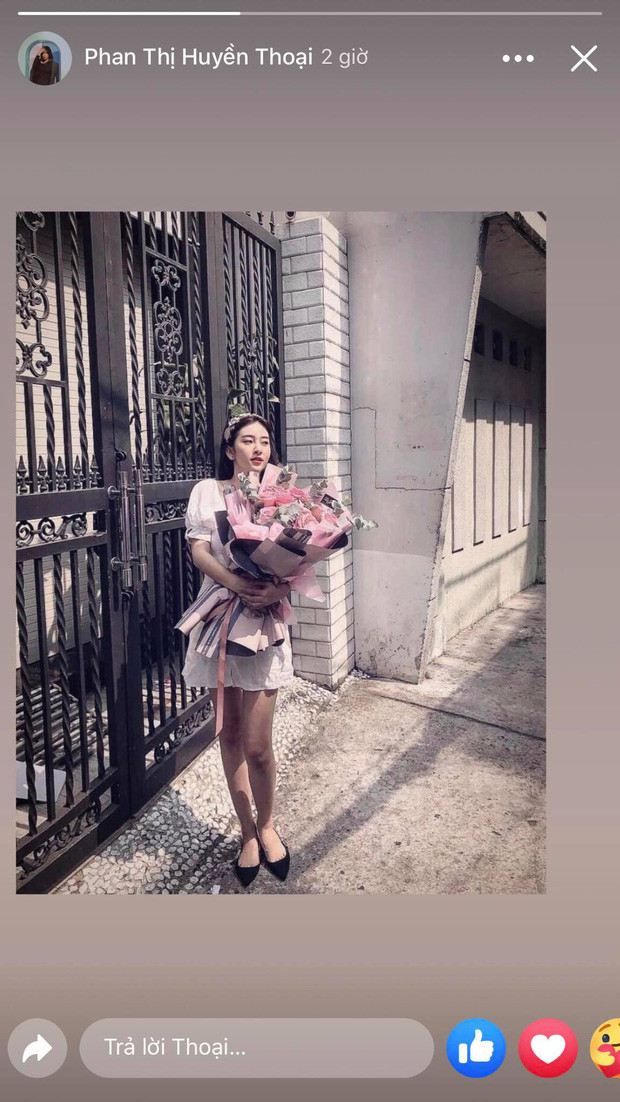 Phan Thị Huyền Thoại ôm bó hoa khá to trong dịp 8/3.