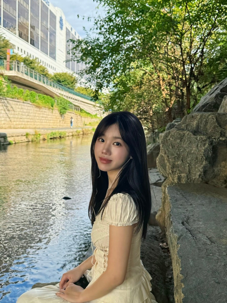 Cụ thể, Meichan chia sẻ: “Cuối lớp 8, mình có ý định bỏ nhà ra đi, muốn đi du học Trung Quốc. Lúc đó mình biết tiếng Anh rồi, dự định học thêm tiếng Trung. Nhưng vì khi đó chưa có chứng minh nhân dân nên khi lên mạng tìm kiếm cách làm, thì phải có sổ đỏ. Mình biết bố mẹ để sổ đỏ trong một cái tủ nên mình lấy, và đem theo tiền tiết kiệm của bản thân để bắt xe ôm đi ra chỗ làm nhưng mà không được”.