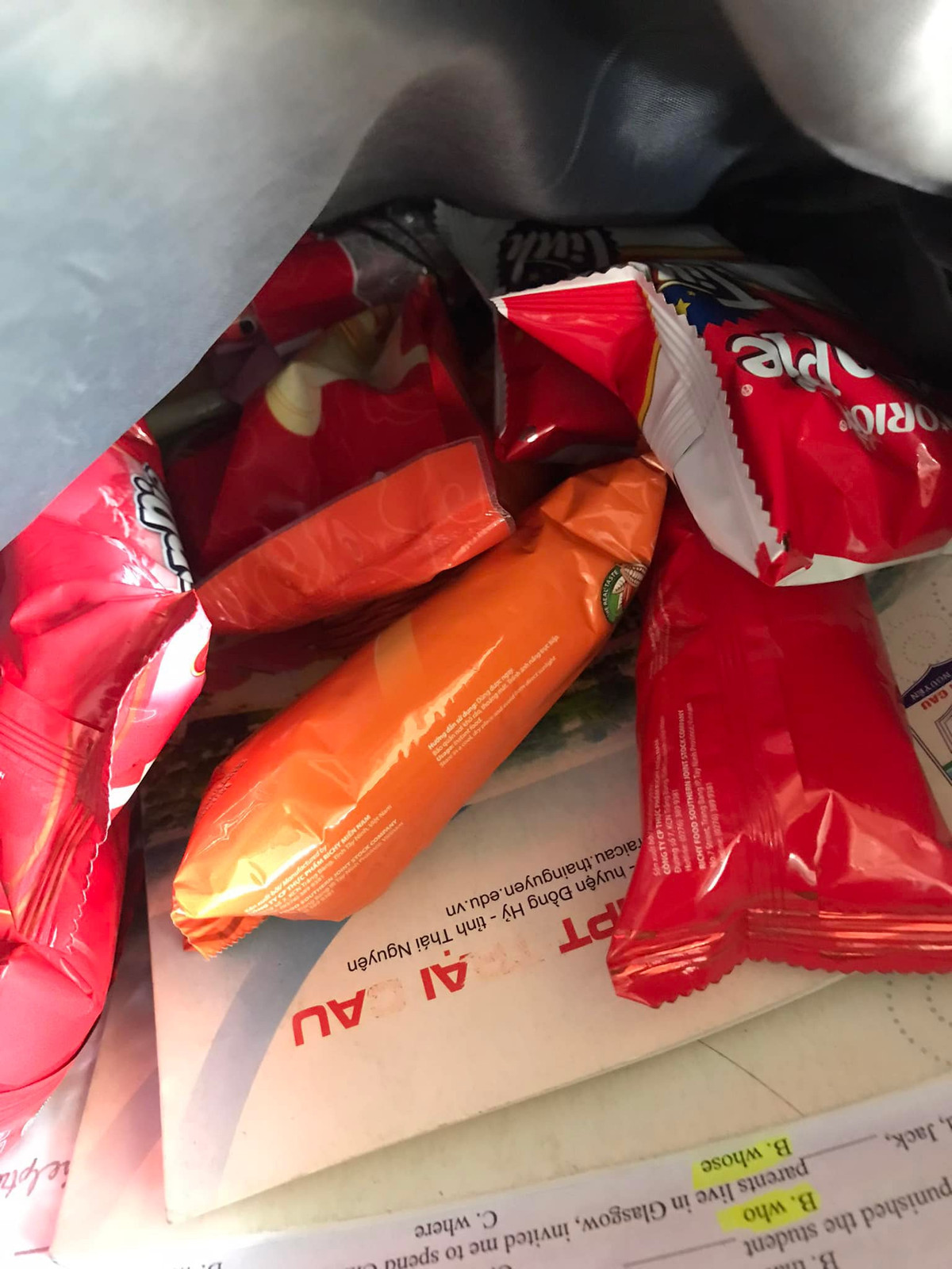 Hình ảnh quen thuộc trong balo mỗi học sinh, sinh viên sau kỳ nghỉ Tết ngoài sách vở là bánh ngọt.