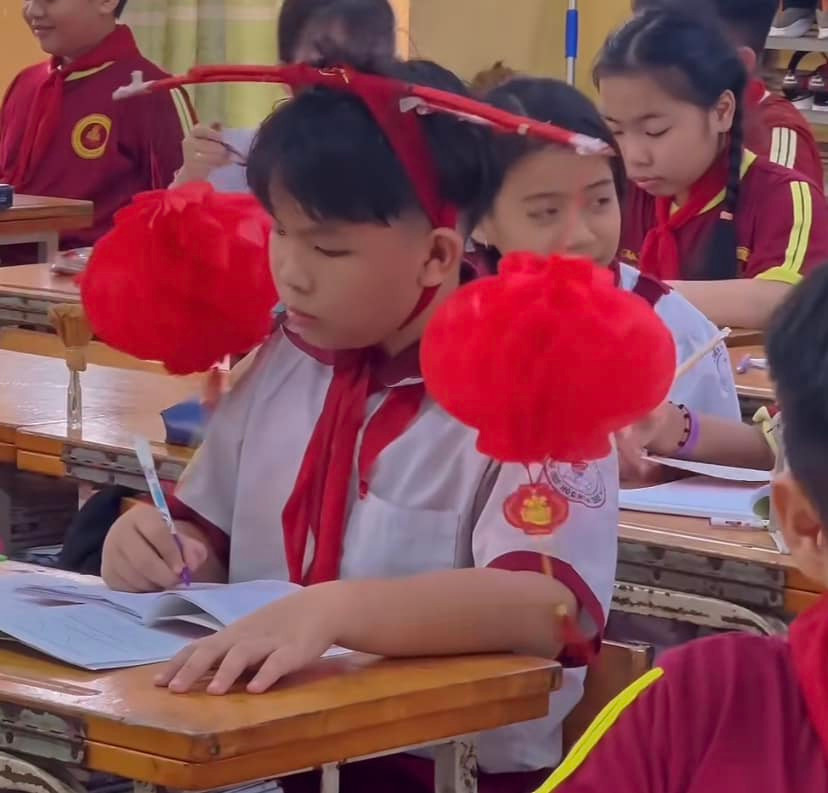 "Dư vị" Tết của học sinh là những quả cầu giấy xốp trang trí