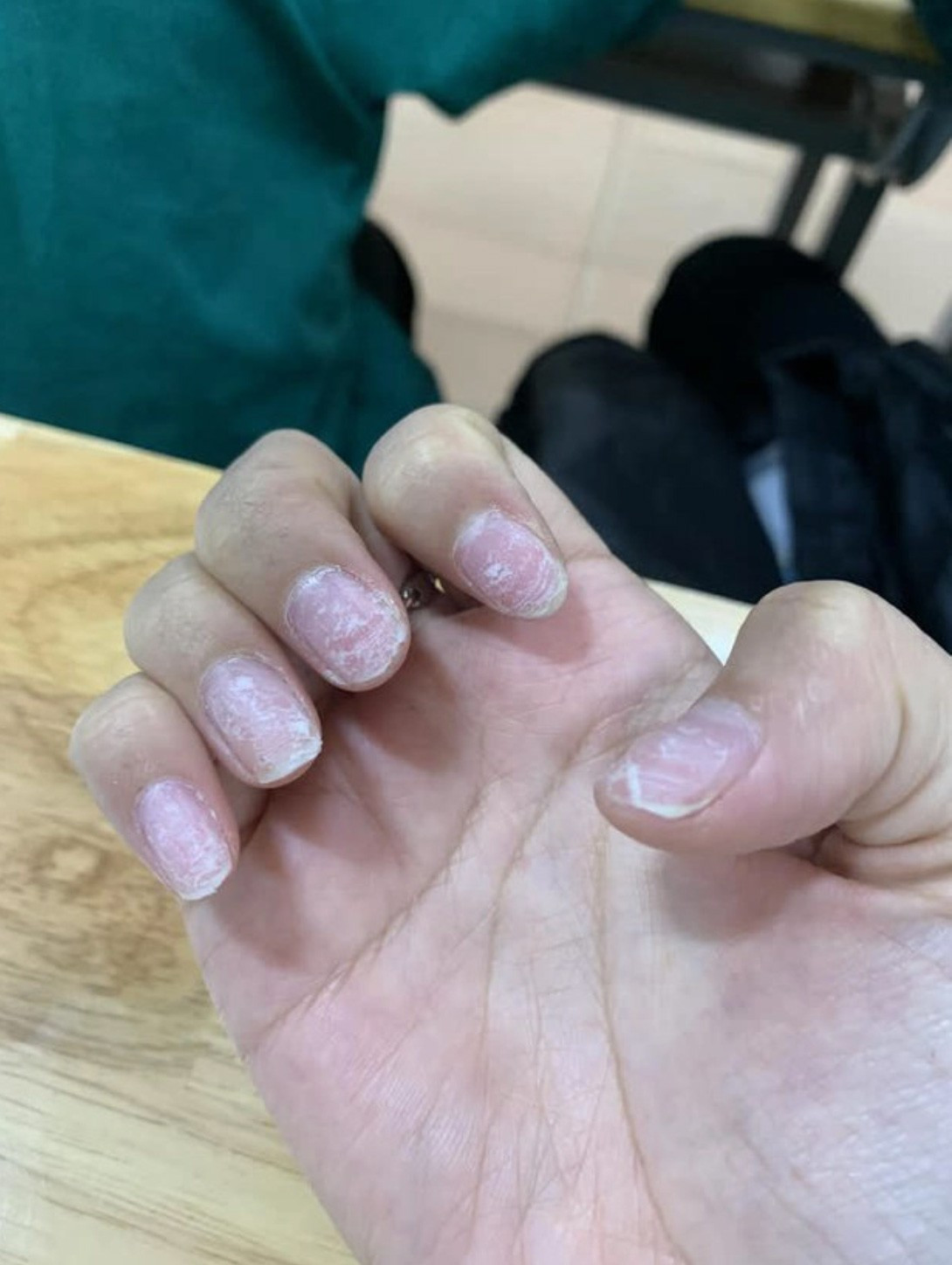 Đi học cái là phải nghiêm chỉnh lại ngay, mấy bộ nail 'xinh xỉu' phải gỡ đi hết.