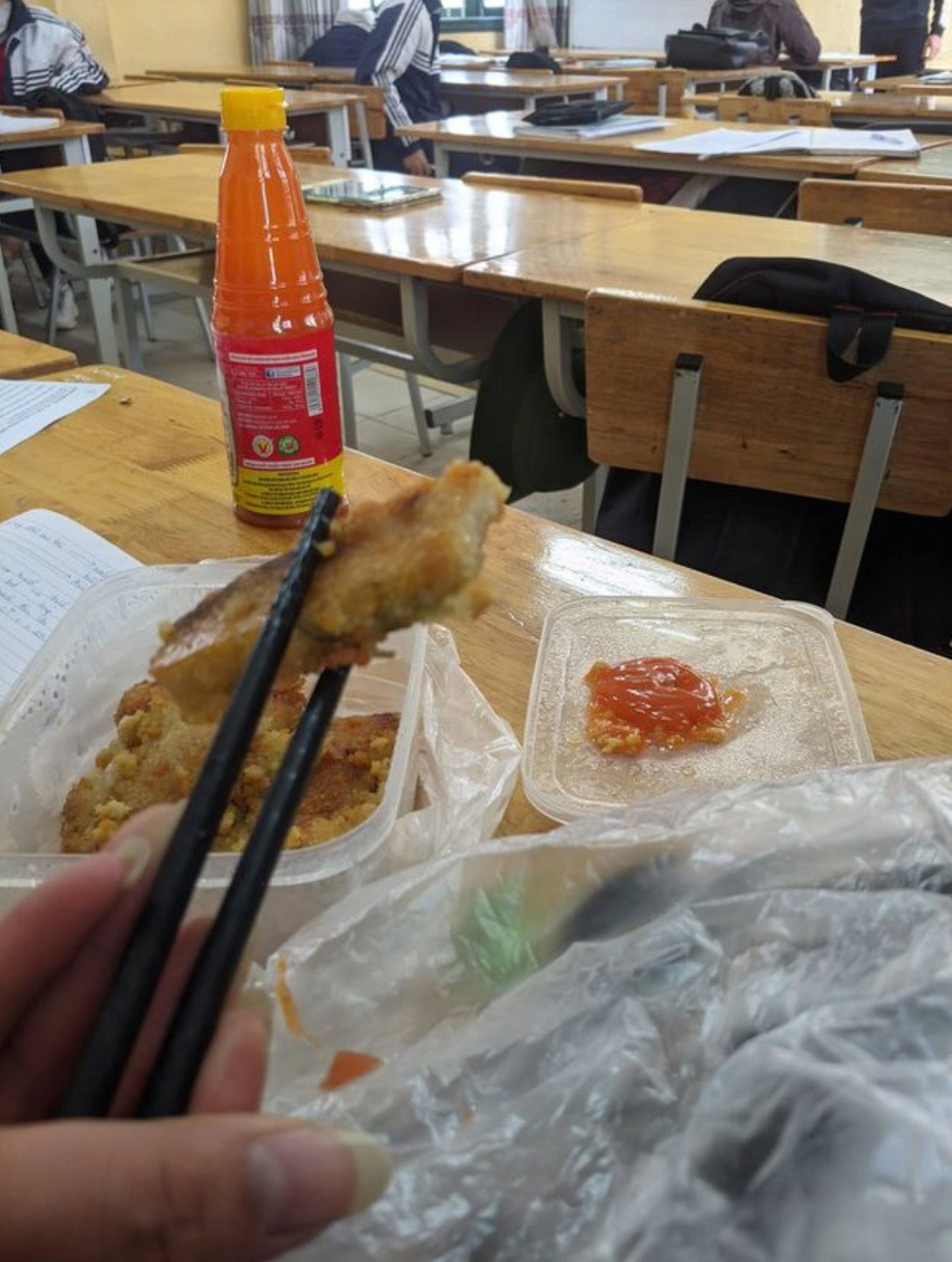 Dư âm ngày Tết vẫn còn thể hiện qua hộp cơm mà hội học sinh đem đến lớp, không có món nào khác ngoài bánh chưng rán.