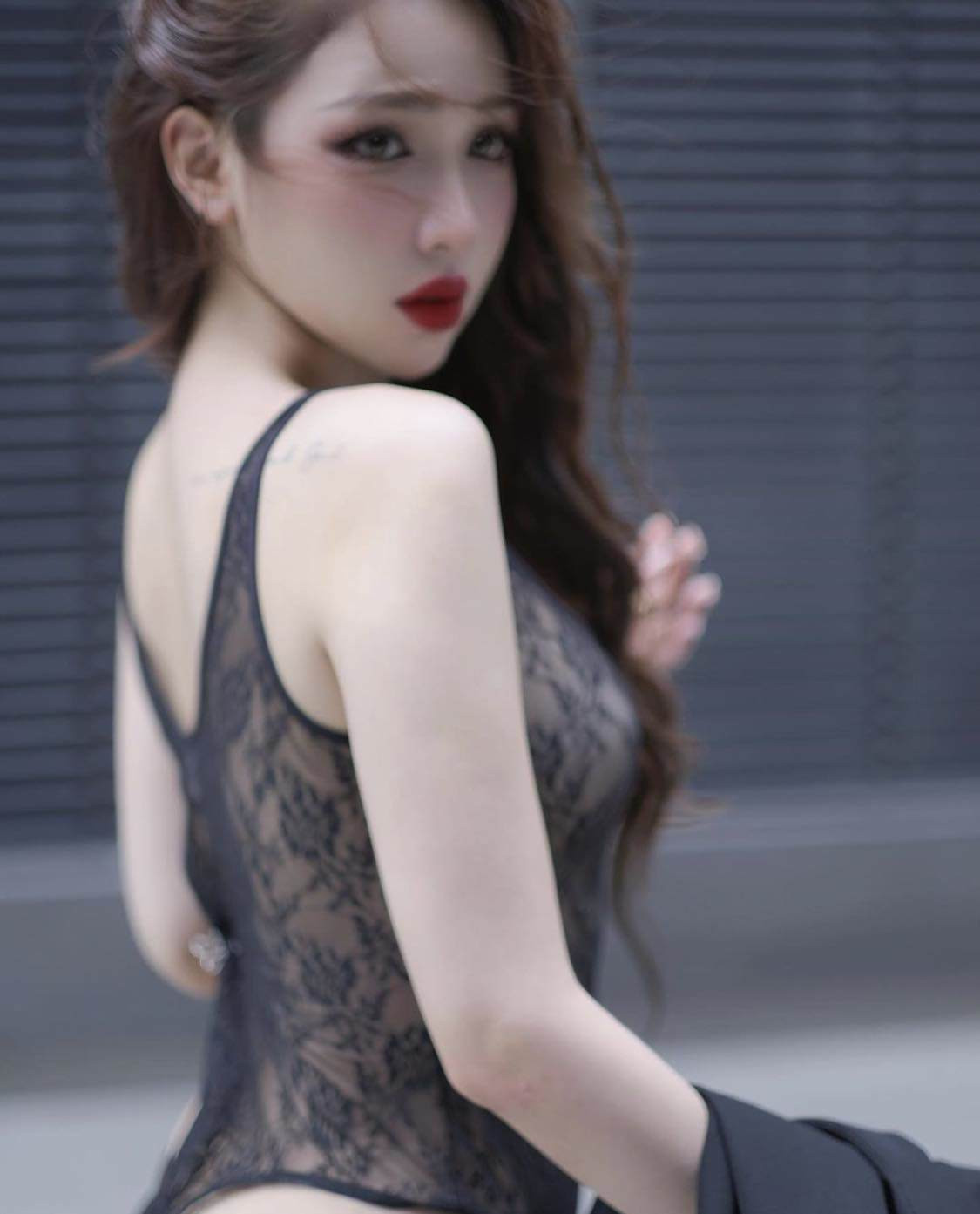 Dưới phần bình luận, nhiều cư dân mạng dành lời khen cho vẻ ngoài xinh đẹp cùng gu ăn mặc thời thượng của Mỹm Trần.