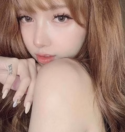 Năm 2021, Mỹm Trần sang Thái Lan nâng ngực và phẫu thuật chuyển giới với chi phí khoảng 200 triệu đồng.