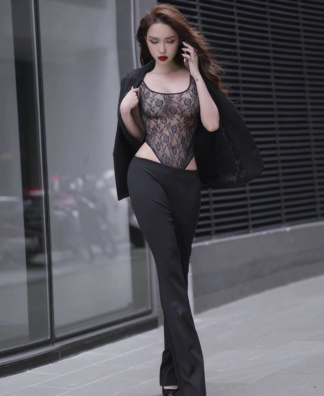 Set đồ của hot girl chuyển giới được nhận xét là khá táo bạo nhờ điểm nhấn là chiếc bodysuit chất vải ren mỏng manh.