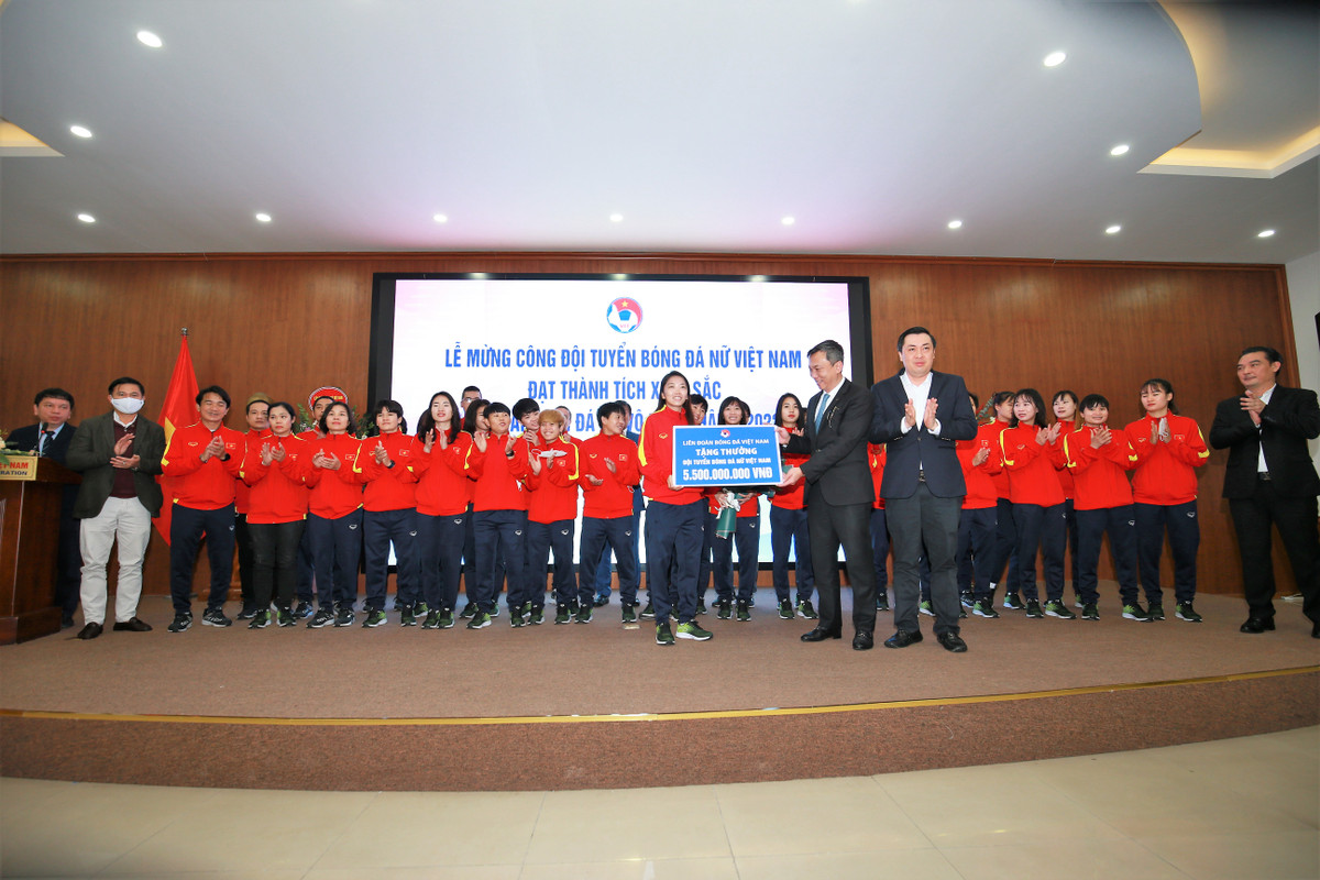 Le mung cong, doi tuyen nu Viet Nam nhan 