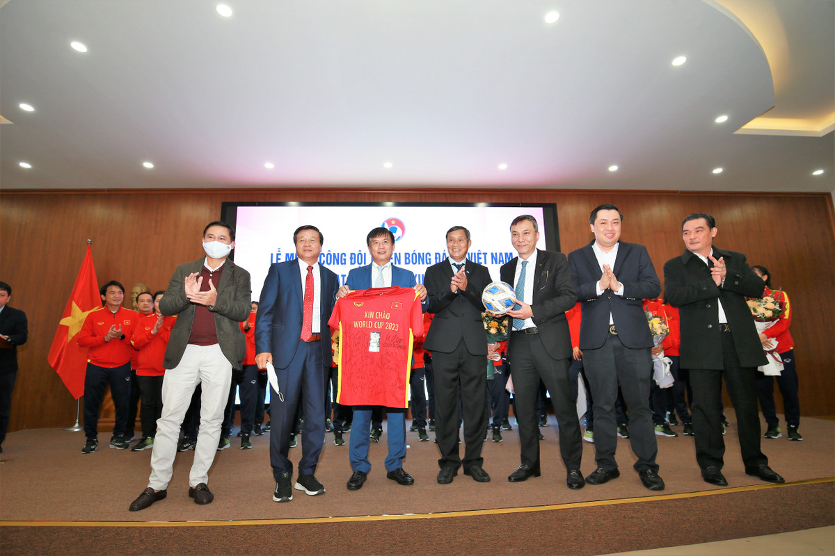 Le mung cong, doi tuyen nu Viet Nam nhan 