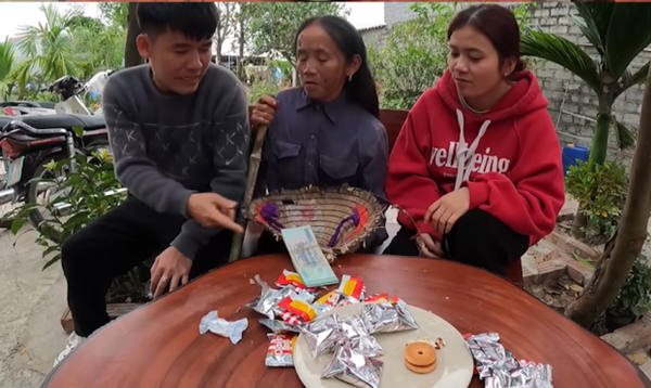 Cụ thể, bà Tân tiết lộ cậu con trai nhiều lần trêu chọc mẹ nên đã nảy ra ý định “trả đũa”. Nữ YouTuber đã bàn kế hoạch cùng với cô con gái nuôi để lên kế hoạch bài bản.