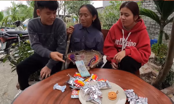 Cụ thể, bà Tân tiết lộ cậu con trai nhiều lần trêu chọc mẹ nên đã nảy ra ý định “trả đũa”. Nữ YouTuber đã bàn kế hoạch cùng với cô con gái nuôi để lên kế hoạch bài bản.