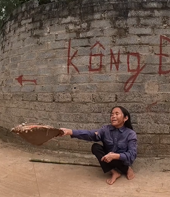 Mới đây, trên mạng bất ngờ xuất hiện hình ảnh bà Tân Vlogs ăn mặc rách rưới, mặt mũi lem luốc đang ngồi ở đầu ngõ thu hút sự chú ý của nhiều người.