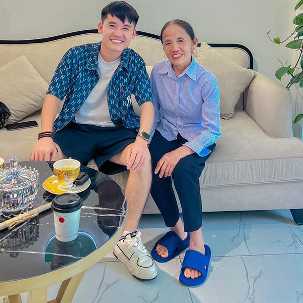 Dù con hết lời kêu về nhà, bà Tân vẫn một mực không nghe, cho đến khi cậu con trai hứa sẽ đưa cho mẹ tiền để trả nợ.