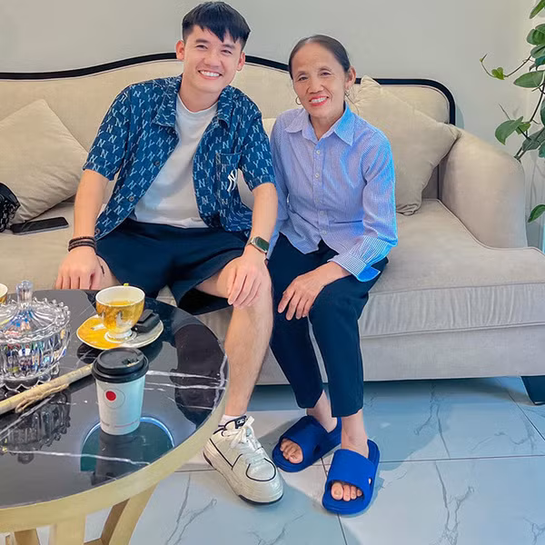 Dù con hết lời kêu về nhà, bà Tân vẫn một mực không nghe, cho đến khi cậu con trai hứa sẽ đưa cho mẹ tiền để trả nợ.