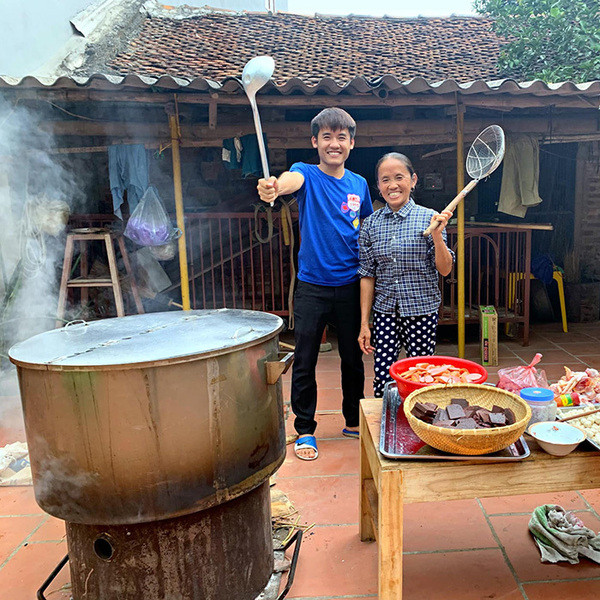 Ngay khi nghe tin mẹ mình đi ăn xin, cậu con trai của bà Tân đã hốt hoảng chạy đến hỏi lý do. Bà Tân cho biết mình đánh rơi tiền nên giờ vỡ nợ 3 tỷ đồng, buộc phải ăn xin.