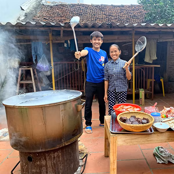 Ngay khi nghe tin mẹ mình đi ăn xin, cậu con trai của bà Tân đã hốt hoảng chạy đến hỏi lý do. Bà Tân cho biết mình đánh rơi tiền nên giờ vỡ nợ 3 tỷ đồng, buộc phải ăn xin.