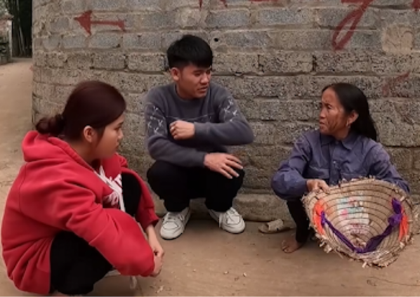 Khi những hình ảnh này của bà Tân Vlogs xuất hiện trên mạng, nhiều người cho rằng nữ Youtuber này đã hết thời, không có tiền nên buộc phải ngồi ngoài đường để xin tiền.